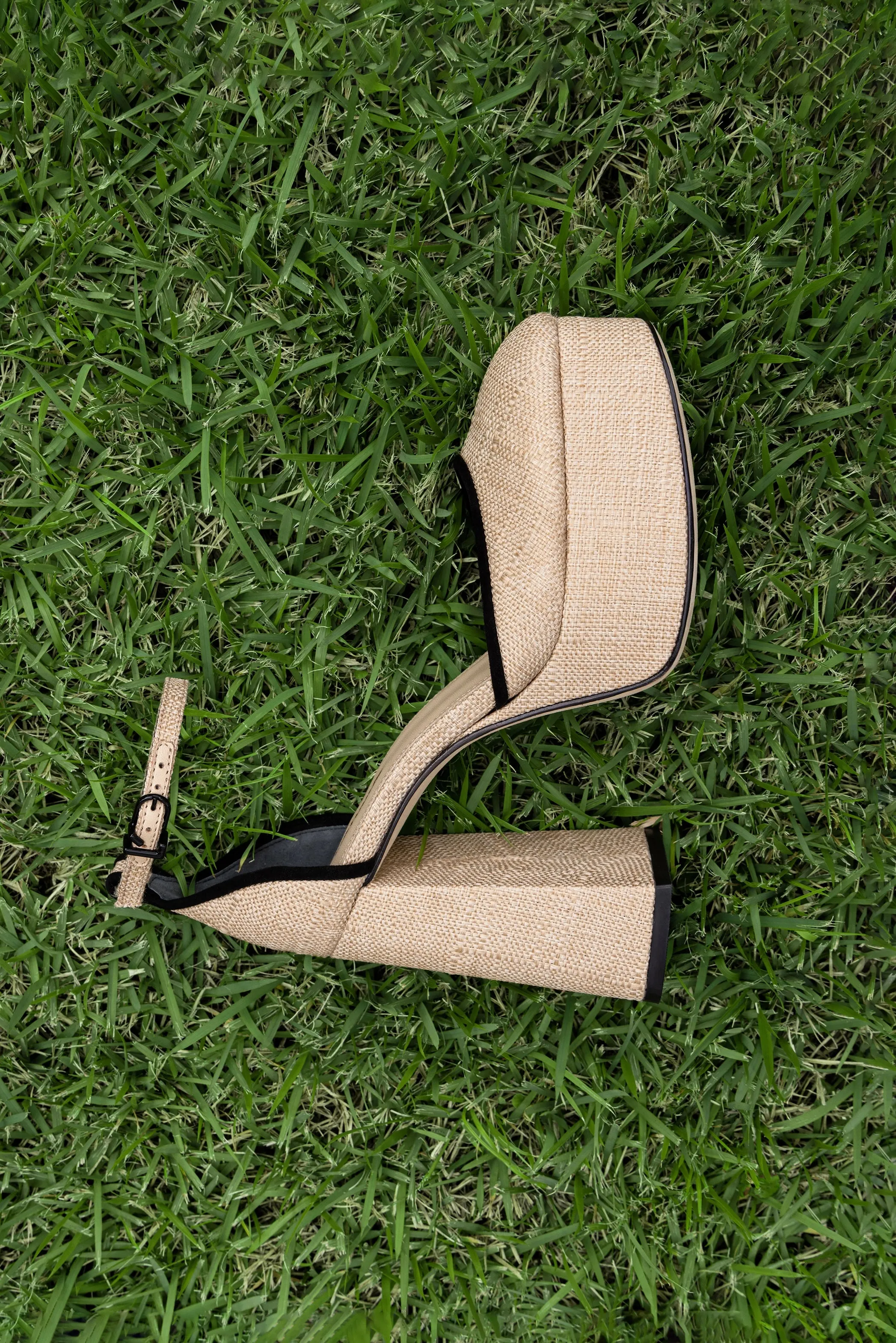 Ari Pump In Beige Raffia and Black Trimming