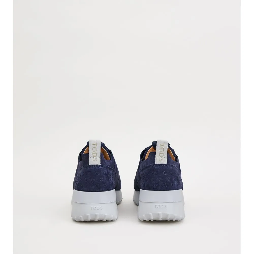 Sneakers in Suede