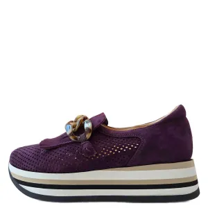 Women's Carly Sneaker In Prugna