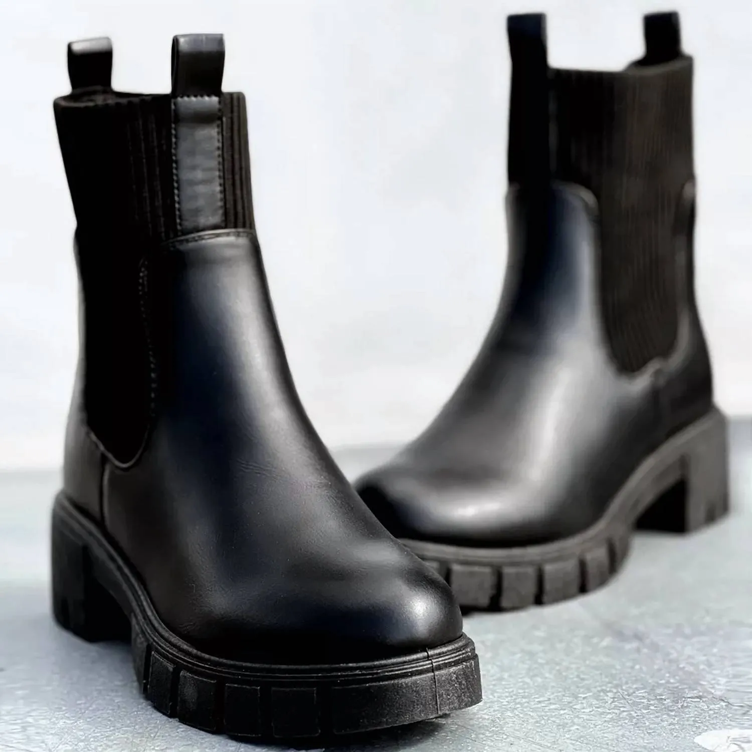 Women's Chelsea Boot In Black
