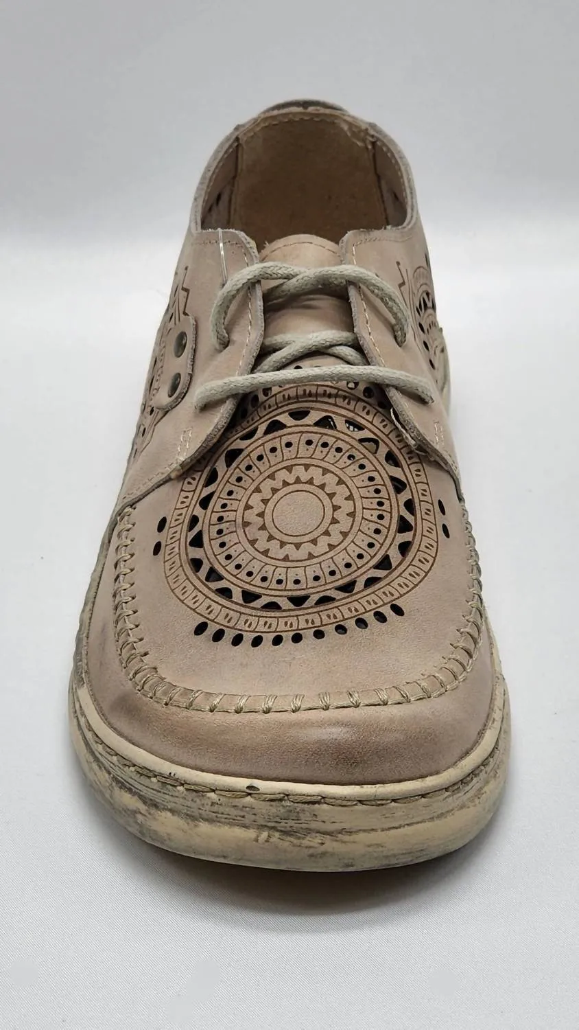 Women's Timeless Low-Top Leather Shoes In Beige