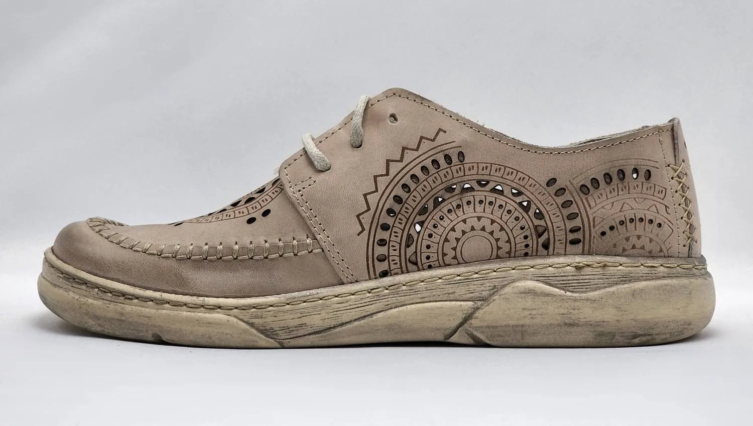 Women's Timeless Low-Top Leather Shoes In Beige